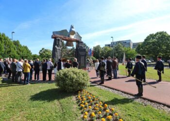 vijence i zapalila svijeće