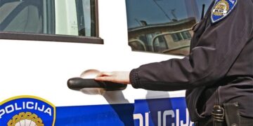 Lopovi provalili u tvrtku: Ukrali kablove, alat i kombi koji su kasnije zapalili