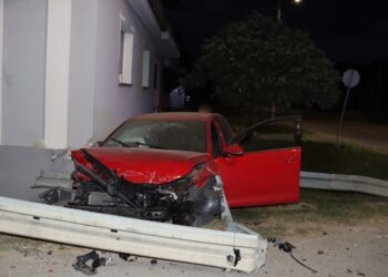 Pijani maloljetnik izletio s ceste i zabio se u kuću: Završio je u bolnici