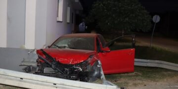 Pijani maloljetnik izletio s ceste i zabio se u kuću: Završio je u bolnici
