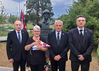 U parku Jadranka Cumbaja otkrivena i bista heroja Domovinskog rata