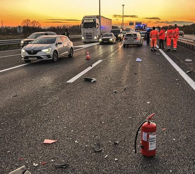 Kamionom naletio na auto u zaustavnoj traci: Smrtno stradao muškarac
