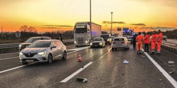 Kamionom naletio na auto u zaustavnoj traci: Smrtno stradao muškarac