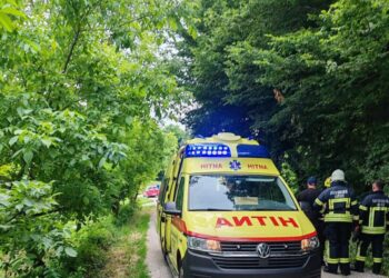 Trojica pijanih mladića vozali se traktorom: Završili su u kanalu