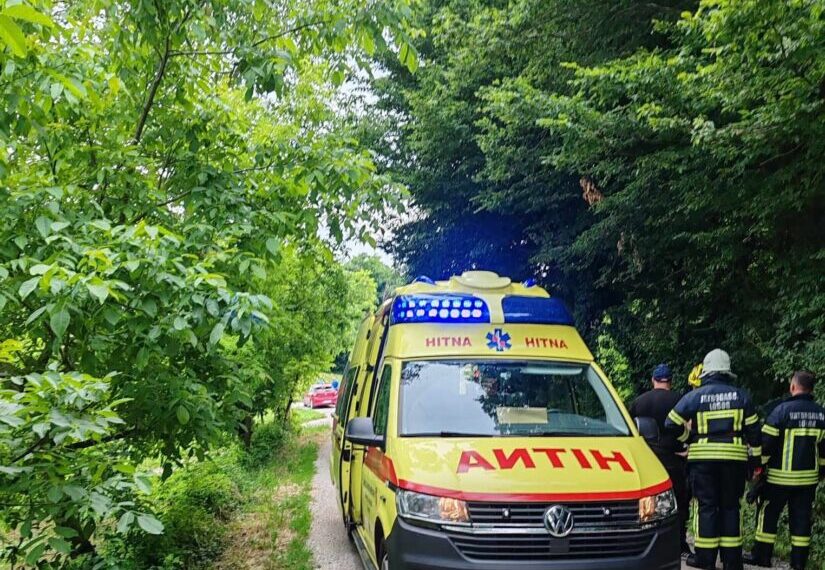 Trojica pijanih mladića vozali se traktorom: Završili su u kanalu