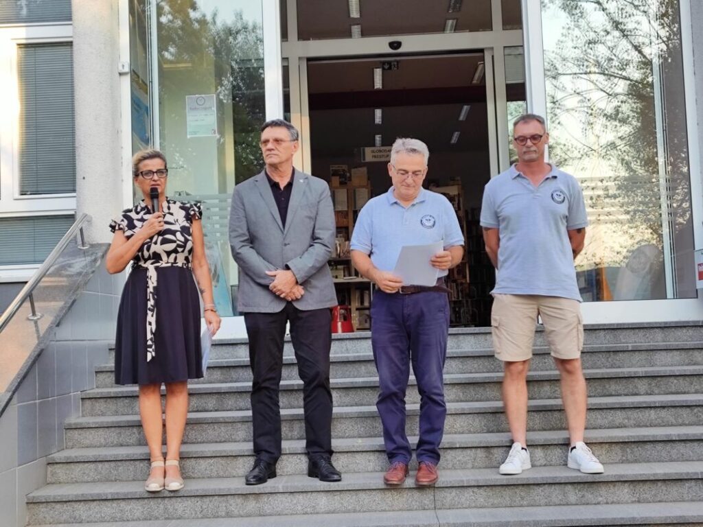 izložba traktora ispred gradske knjižnice