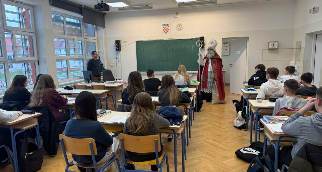 Sveti Nikola posjetio i razveselio školarce u Novom Čiču, Bukevju i Veleševcu