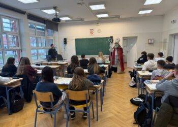 Sveti Nikola posjetio i razveselio školarce u Novom Čiču, Bukevju i Veleševcu