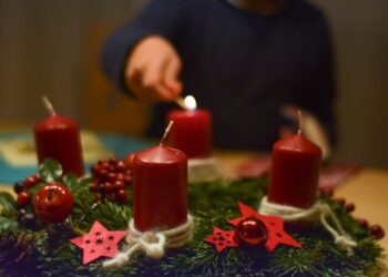 Danas palimo prvu svijeću na adventskom vijencu: Evo što svaka simbolizira