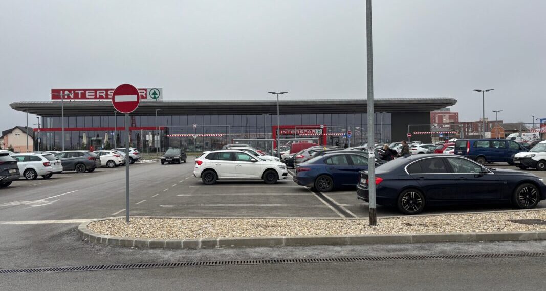 na parkiralištu interspara