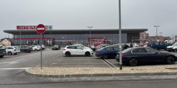 na parkiralištu interspara
