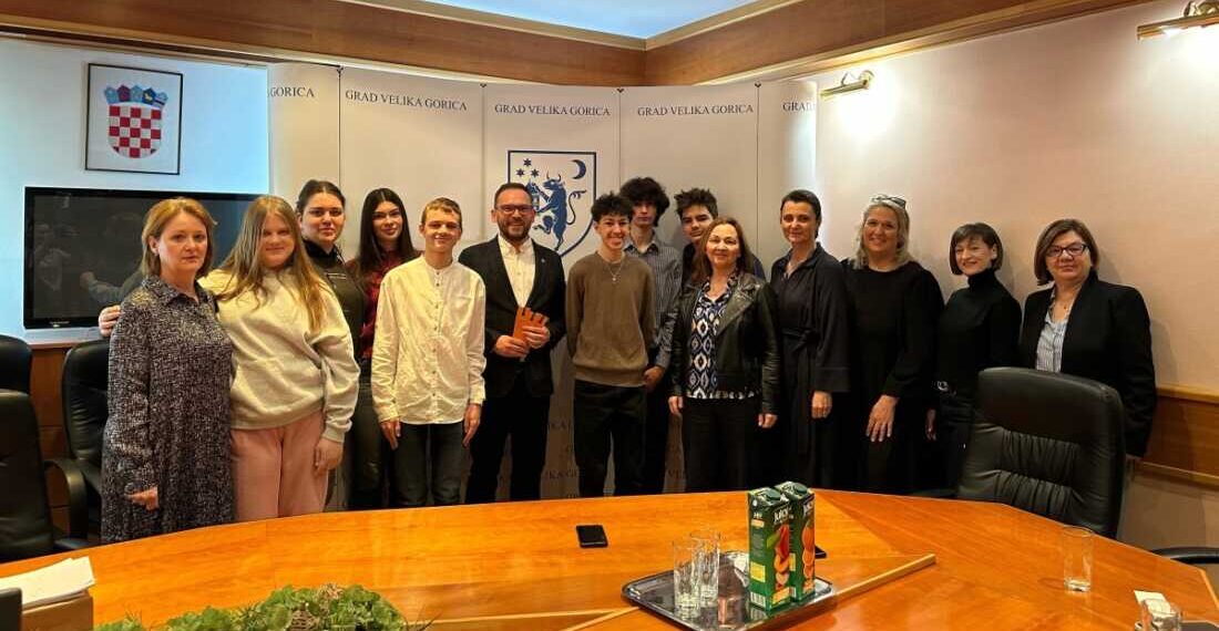 Dječji gradski vijećnici gradonačelniku Ačkaru predstavili projekt na kojem rade