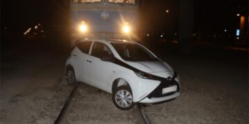 zaglavila na tračnicama