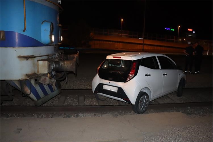 zaglavila na tračnicama