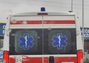 U bolnici završile tri osobe: Mladi vozač udario u stup javne rasvjete, bio je pijan