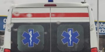 U bolnici završile tri osobe: Mladi vozač udario u stup javne rasvjete, bio je pijan