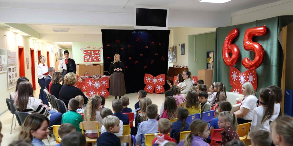 Dan kravate u Velikoj Gorici: Odgajateljima gradskih dječjih vrtića uručene podgutnice