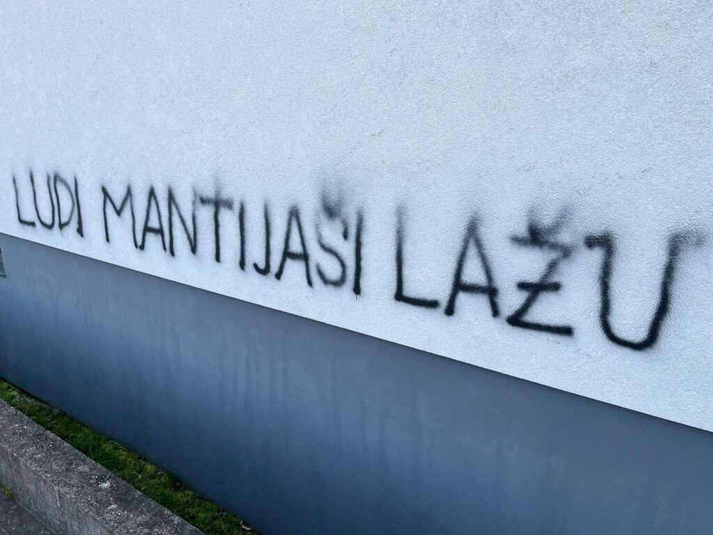 grafiti na crkvi u velikoj mladki