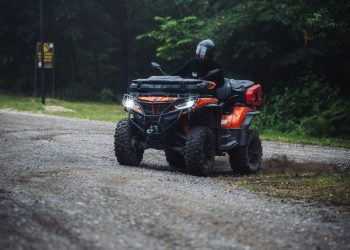 Dvojica maloljetnika sletjela quadom s ceste