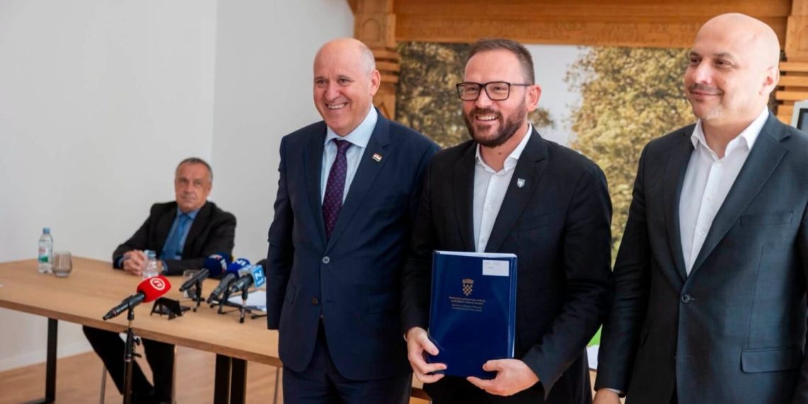 Ministar Bačić uručio 19 milijuna eura za zelene projekte u Zagrebačkoj županiji