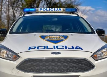 U sudaru automobila i motocikla poginula jedna osoba