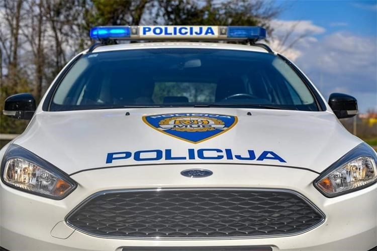 U sudaru automobila i motocikla poginula jedna osoba