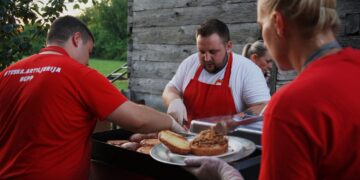 Ljetna večer puna smijeha, burgera i dobre zabave: Svratite na BUŠ-KUŠ u Buševcu