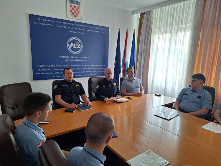 policijska službenika