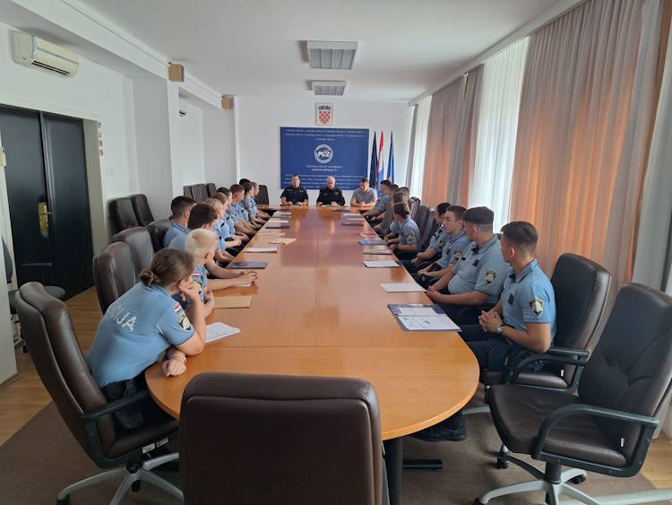 policijska službenika