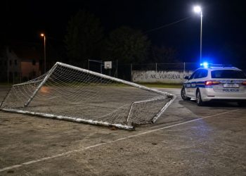 Na djevojku pao nogometni gol na igralištu
