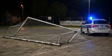 Na djevojku pao nogometni gol na igralištu