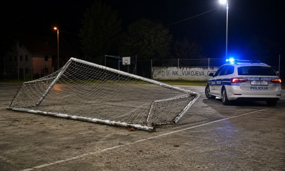 Na djevojku pao nogometni gol na igralištu