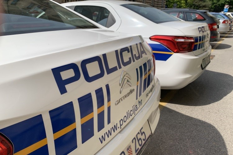 Policija svladala muškarca koji je pucao iz kuće