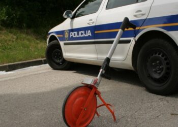 Neopreznim pretjecanjem mladi vozač skrivio nesreću