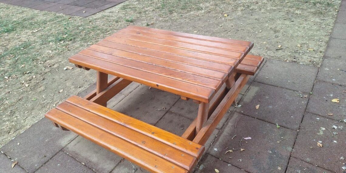 Stol s klupicama vraćen u dječji park