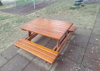 Stol s klupicama vraćen u dječji park