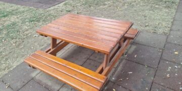 Stol s klupicama vraćen u dječji park