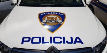 Maloljetnici ukrali automobil pa napravili sudar