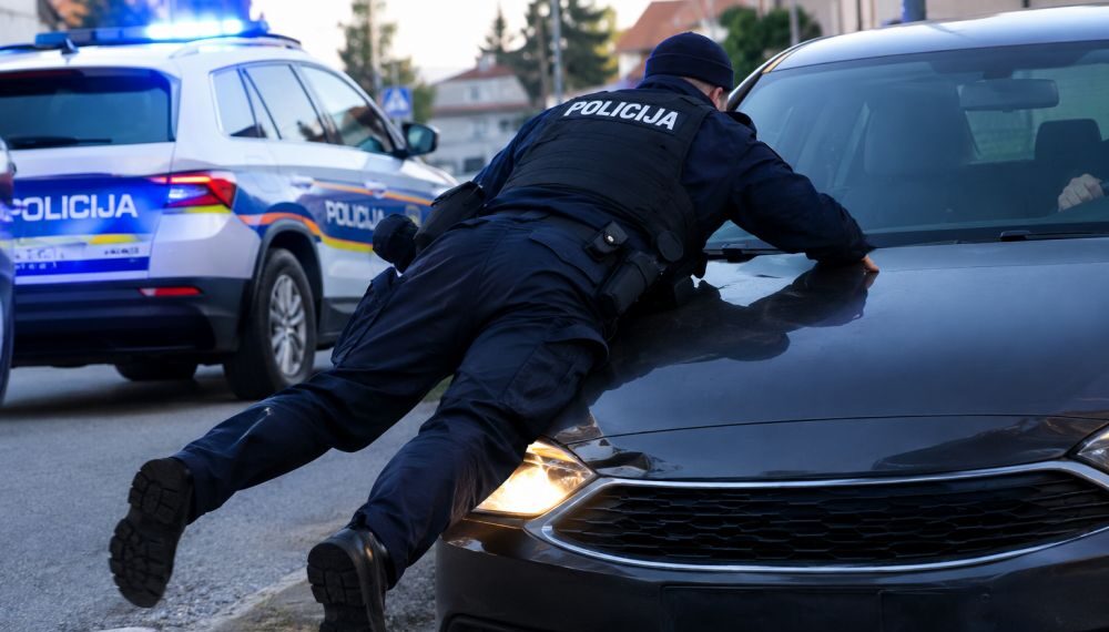 Policajac se spasio skokom na haubu