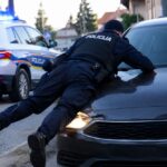 Policajac se spasio skokom na haubu