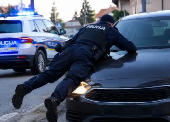 Policajac se spasio skokom na haubu