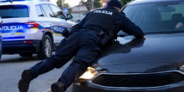Policajac se spasio skokom na haubu