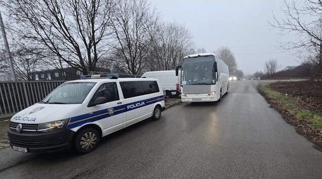 Vozač autobusa koji je trebao voziti djecu na izlet napuhao 0,42 promila