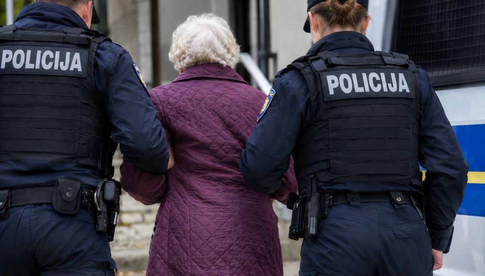Rastrojena bakica bacala tegle na policajce