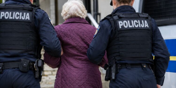 Rastrojena bakica bacala tegle na policajce