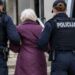 Rastrojena bakica bacala tegle na policajce