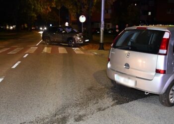 Vozač oduzeo prednost i udario u auto